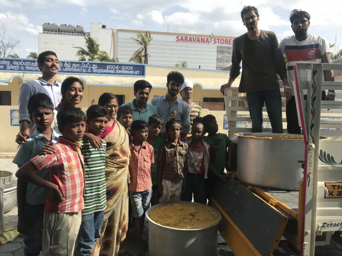 Robinhood Army donating excess wedding food to lesser privileged children (Credits: Veena & Vignesh)