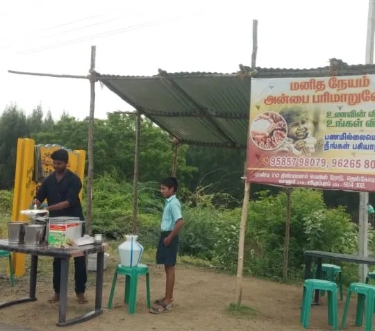Poovarasan serving a boy at his stall