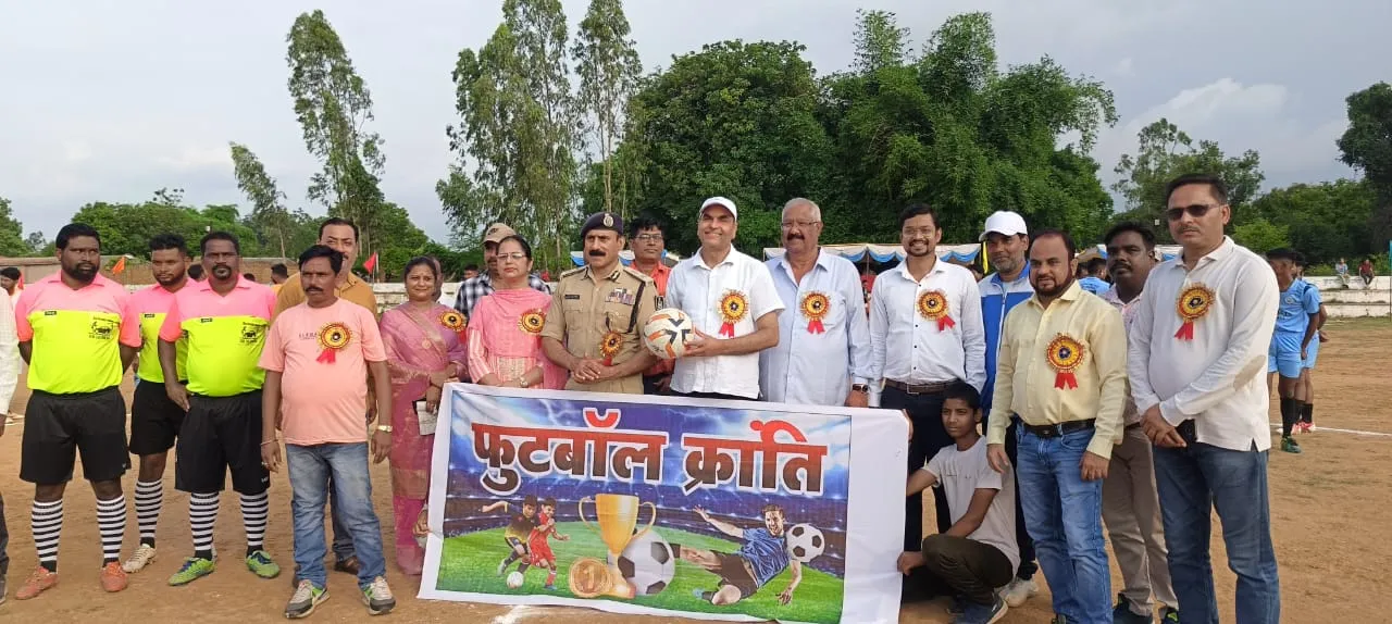 Raees says, Shahdol divisional commissioner Rajeev Sharma established at least 1,200 clubs in all villages across the Shahdol division.