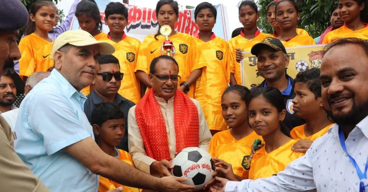 Raees and his students with Chief Minister Shivraj Singh Chouhan.