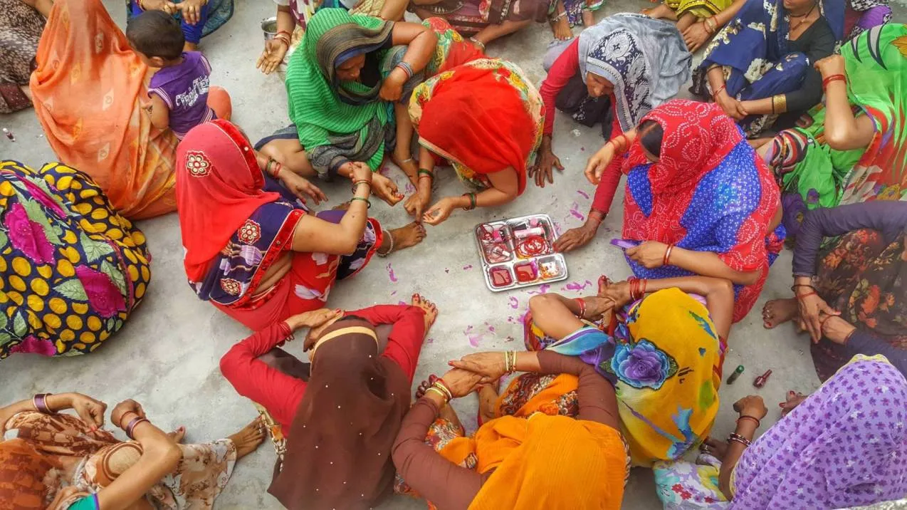 Women in village Madhopura (Bundelkhand) got together to mourn as well as to celebrate the death of someone who died after a full life.<br />
