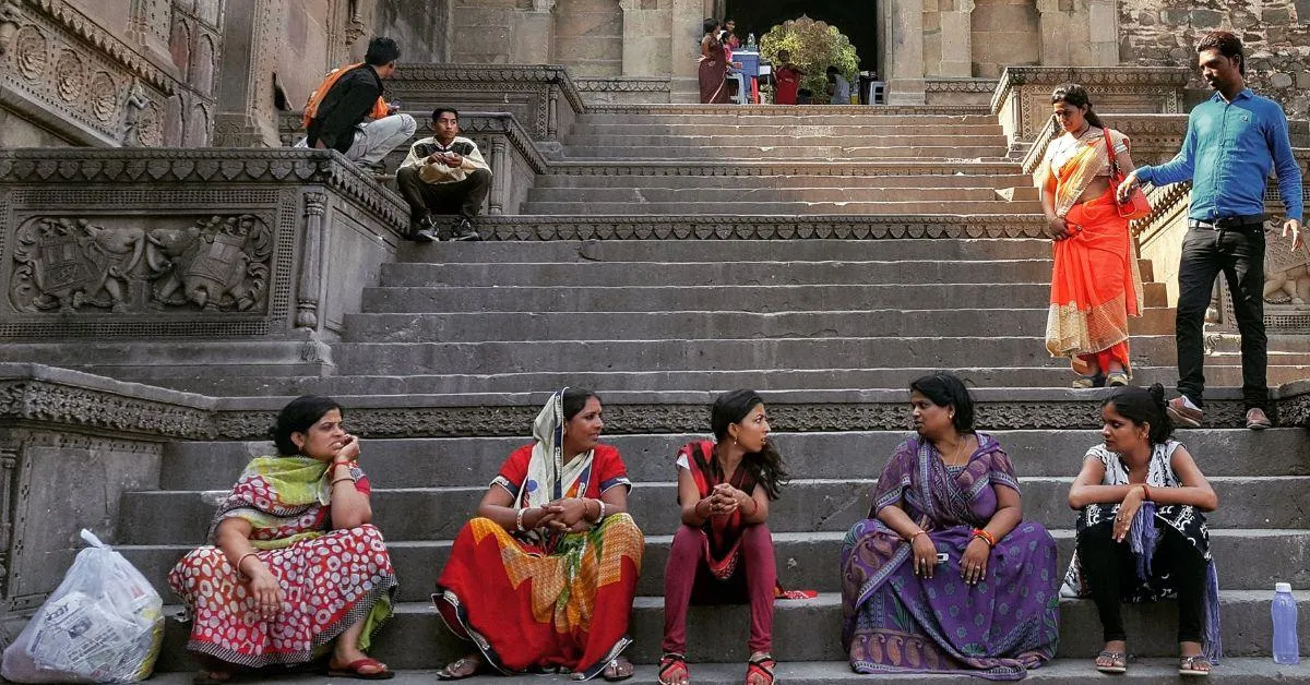 Women in Maheshwar (MP) are enjoying an afternoon chit-chat on a busy touristy day.<br />
