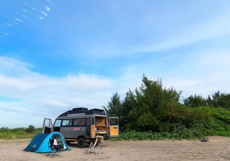 The Road House Campervan comes with all amenities to make your caravanning experience enjoyable,