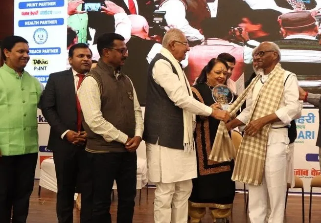 Ghongade being given the award at the state-held ceremony.