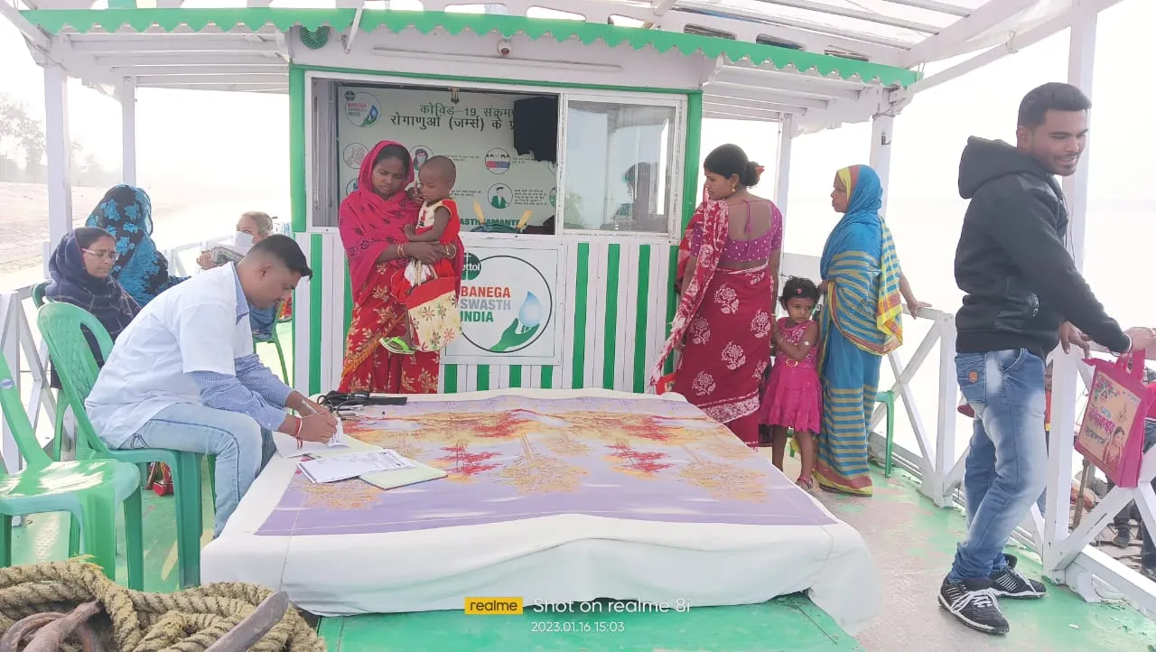 Each boat comprises two medical beds, a mobile X-ray, a small pathological unit, a medical store room, and an oxygen cylinder