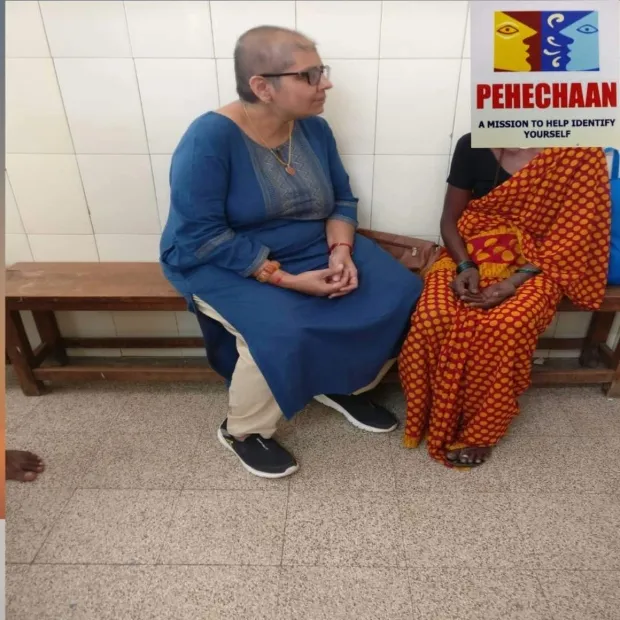 Alpa in conversation with a cancer patient.