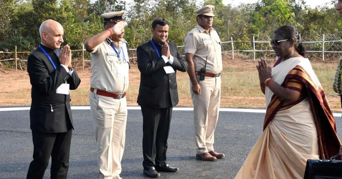 Akshay IAS while greeting the President of India Droupadi Murmu.