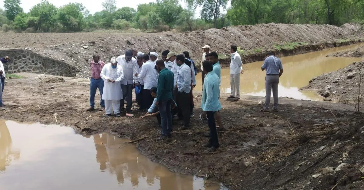 citizens analysing the site of restoration