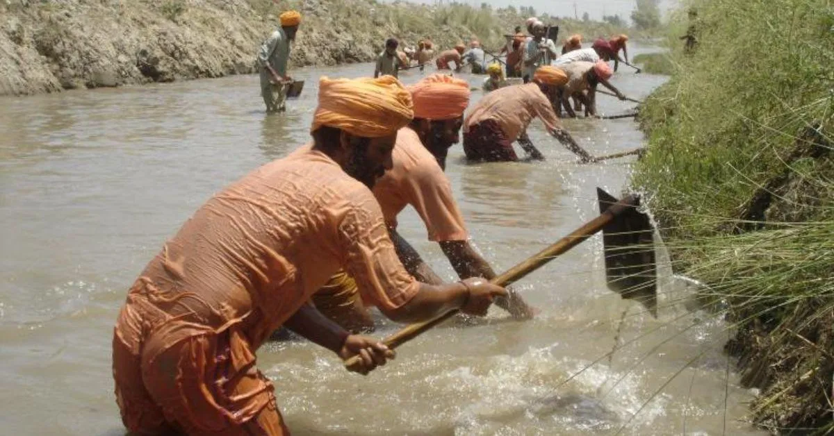 citizens cleaning the lake in Punjab