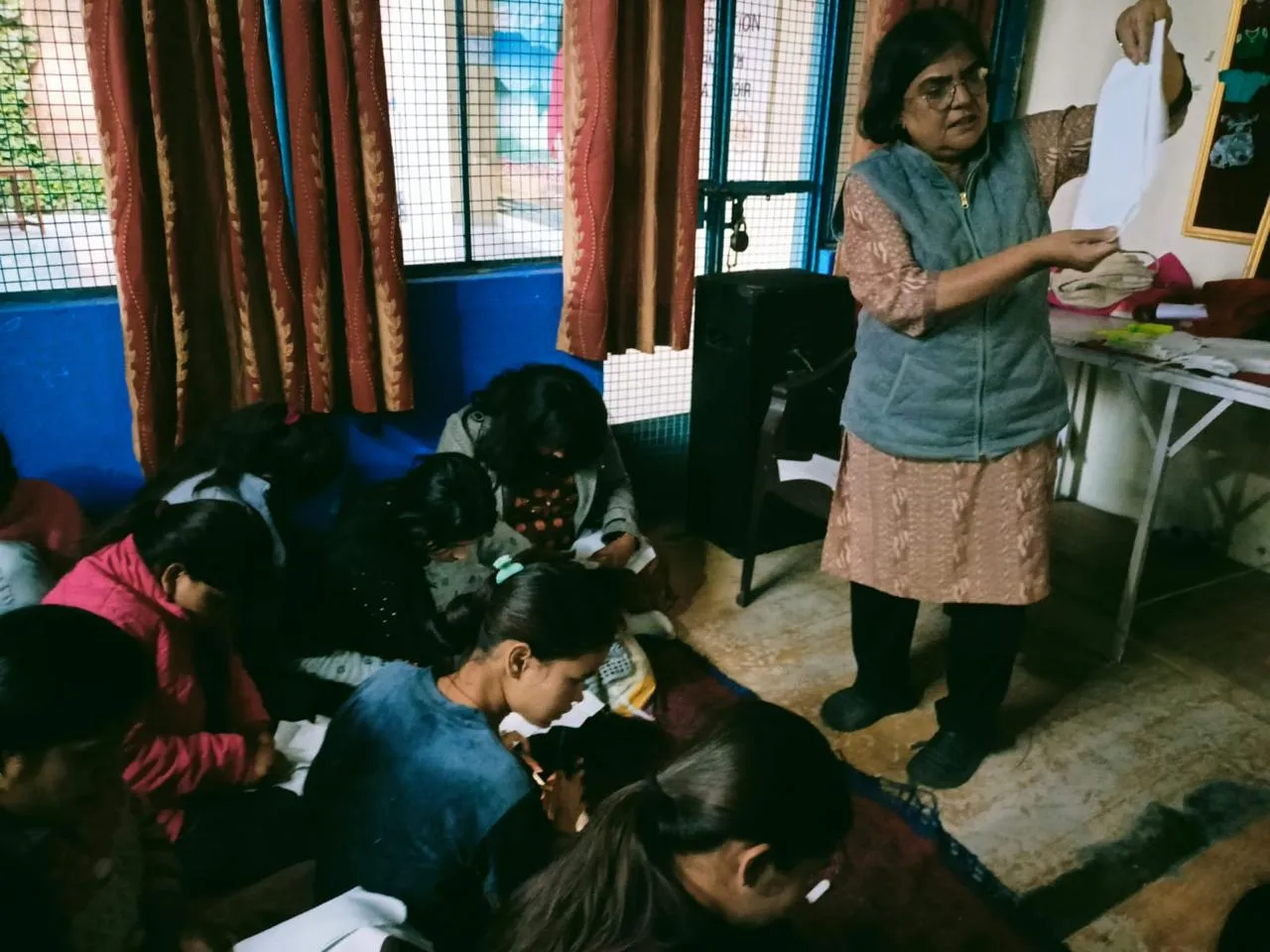 In one of Jatan Sansthan’s many grassroots trainings, Lakshmi demonstrates how to make Uger pads — part of a movement that’s trained over 78,000 frontline workers.