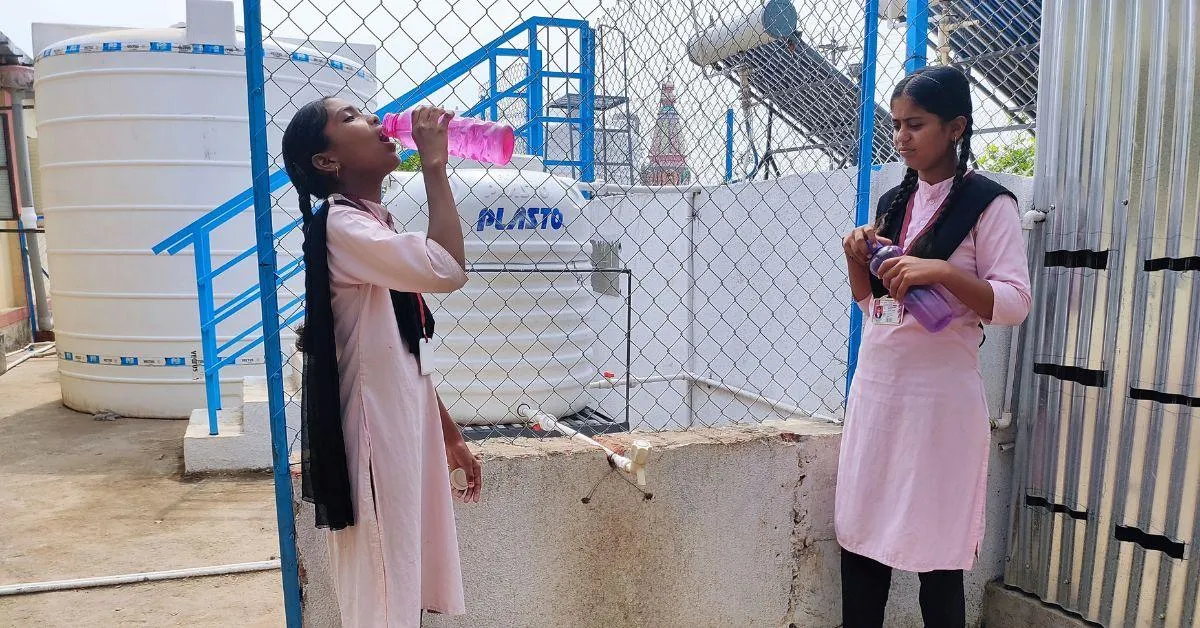 This system provides 100 to 200 litres of safe drinking water daily to more than 400 children in schools.