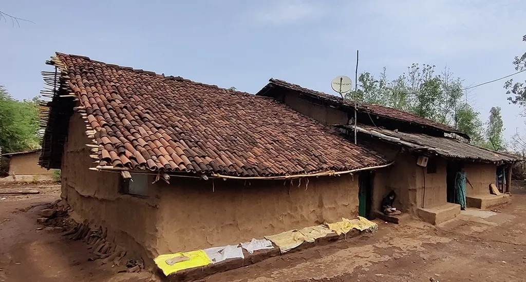 Houses are made with natural material like mud and limestone that keep moisture locked in.