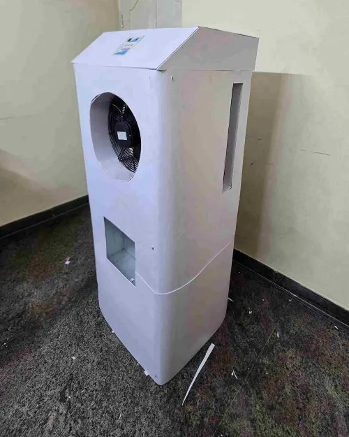 Coolheart is a compact and modular cooler that uses terracotta cones combined with refrigerant-based cooling