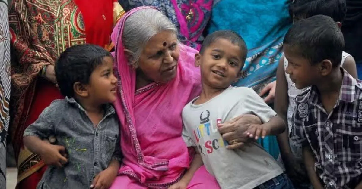 Sindhutai always encouraged the orphans she mentored to study hard and rise to positions where they could help empower society 
