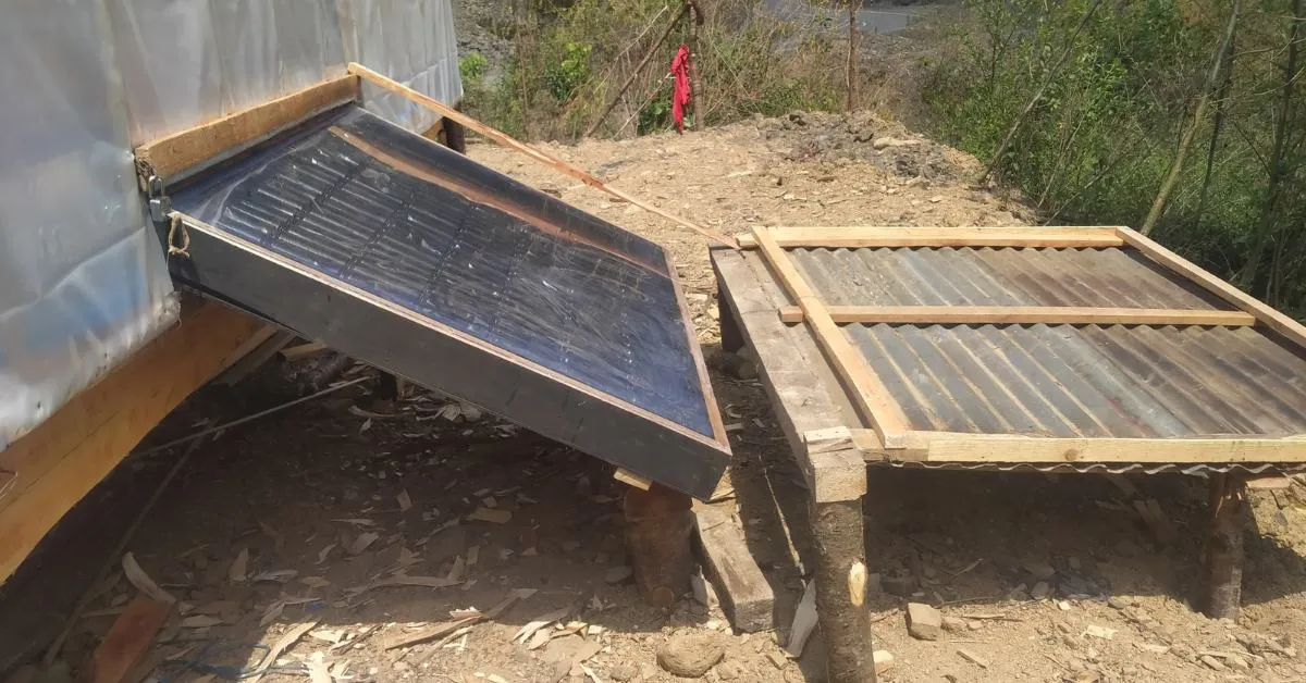 To absorb heat efficiently, the dryer incorporates an ingenious solar accumulator made from empty aluminium beer cans