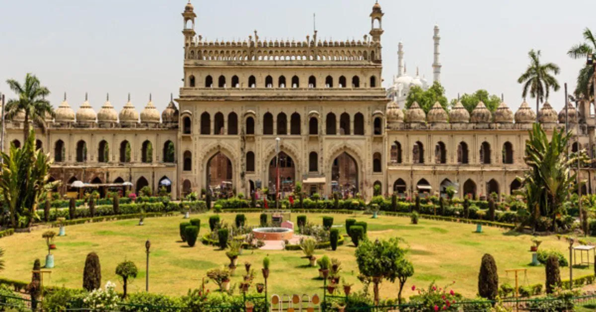 Many locals claim to have gotten lost without a guide at Bara Imambara. 