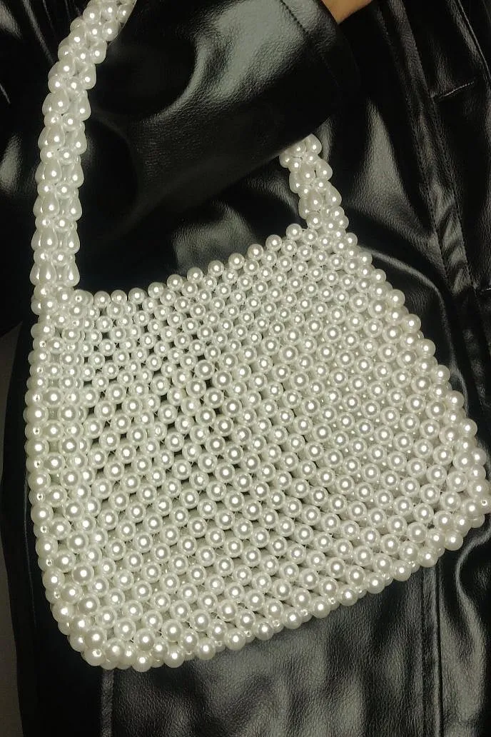 Rubilon is a unique pearl and crystal handcrafted accessory label that was born during the pandemic 
