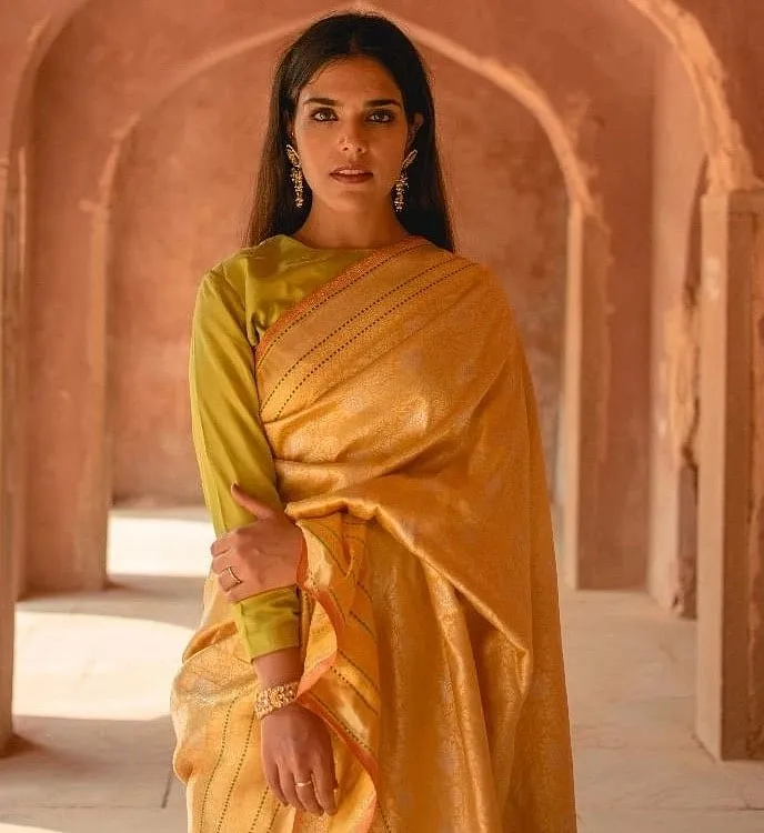 Roliana’s signature style features finishing touches in the form of florals hand-painted by their in-house artists 