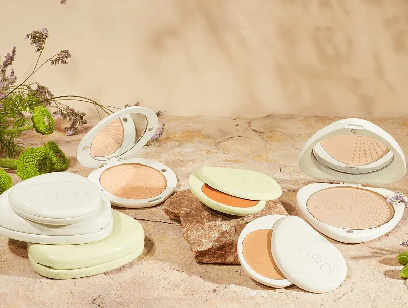 asa Luminising Powder₹ 2,600Shop hereThis has a silky and lightweight formula that truly melts into the skin, leaving you with a dewy finish you might not expect from a powder. You can thank all the skincare ingredients that it consists of—shea butter is rich in Vitamins A and E, while apricot kernel along with jojoba and avocado oils are easily absorbed onto the skin, preventing inflammation and dryness. 
