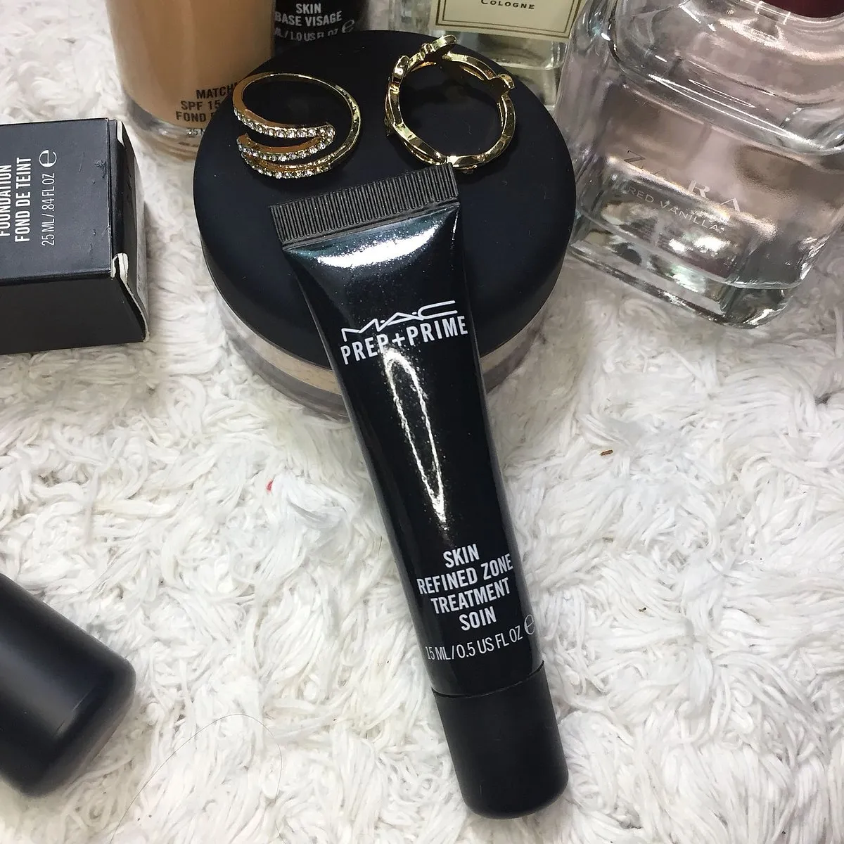 MAC Prep + Prime Skin Refined Zone₹2,100Shop hereIf you’re going out on the town, you want your base to look great IRL, and on camera. This light, oil-free emulsion helps conceal visible pores while controlling oil production. It actually applies as a wet cream, and dries instantly to create an invisible, long-lasting matte film, so you can apply it to the areas you get the most oily, like the cheeks and T-zone. It is non-acneic, and hence ideal if you want to layer on mak-eup on top without irritating your current zits. 