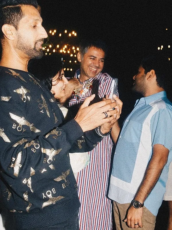 Author Parmesh Shahani talking to art gallerist Hena Kapadia and Nakul Agarwal (background), Rij Eappen,  entrepreneur and influencer (foreground). Image: Eeshani Mitra 