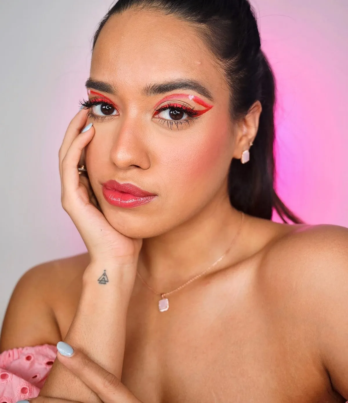 DebasreeBored of the simple kajal-lined eyes you’re repeating on a night out? A quick scroll through Debasree’s page will give you the inspiration you need to change things up. She doesn’t veer into super dramatic territory, so you can actually try her green cat-eye or purple cut-crease look when you’re heading out next. 