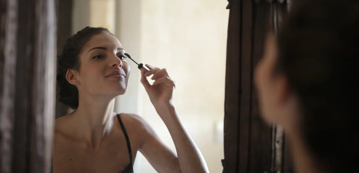 There’s nothing worse than raccoon eyes, so if you want to stick with your go-to cat-eye, it makes sense to ensure that it won’t move once it's drawn on. Photo: Pexels 