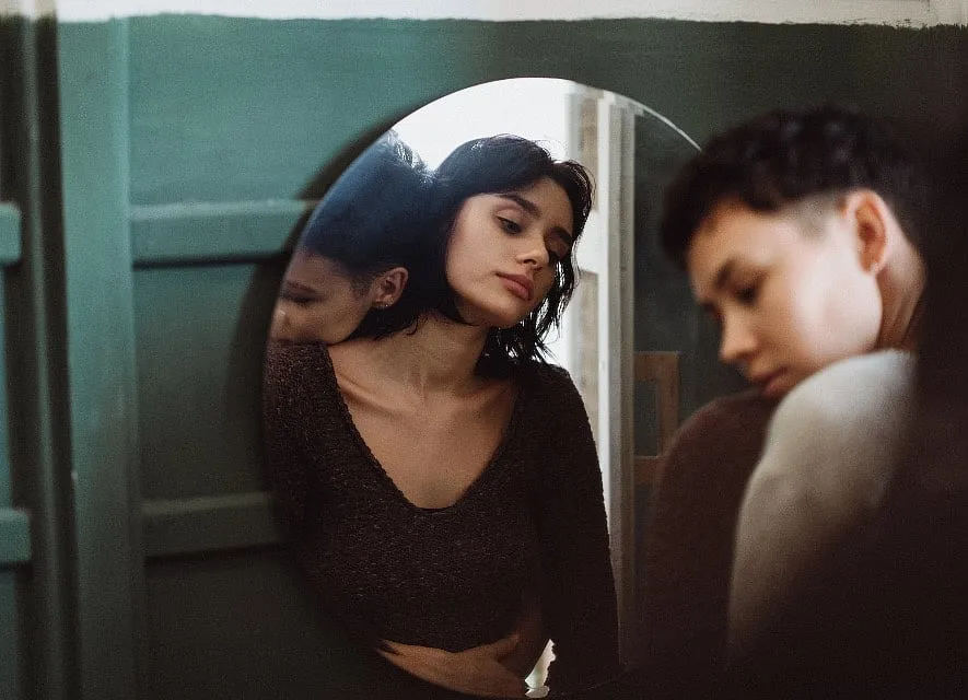 What separates trauma bonding from other toxic behaviours is  that you are not able to look beyond your high feelings of affection for the abuser. Image: Pexels 