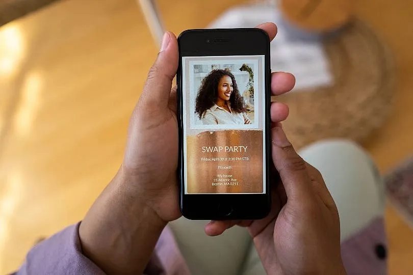 Most of us are guilty of aimlessly scrolling through retail apps and ending up buying something without giving it much of a thought. Image: Pexels 