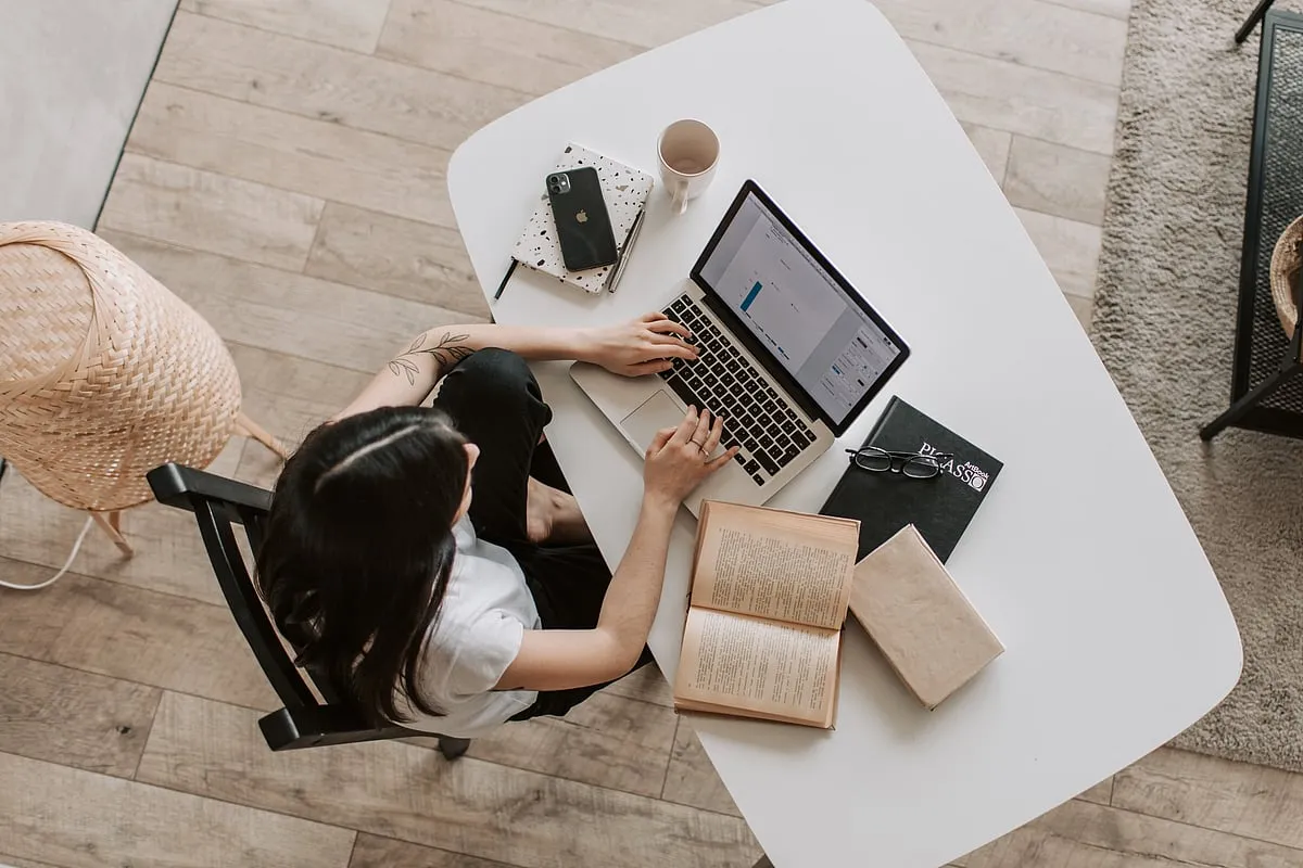 Over 70 per cent of the Indian workforce continues to live paycheck-to-paycheck. The numbers are far worse for women employees. Image: Pexels 