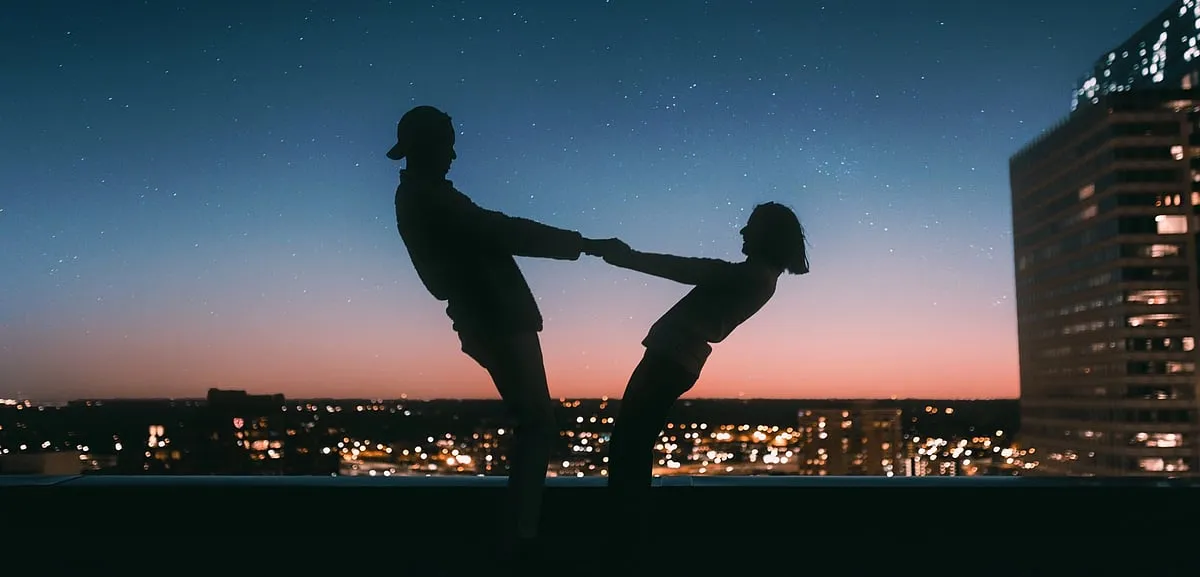The dating coaches today will give you guidelines for the difficult questions: how long should you text before meeting, how to organise the perfect date. Image: Pexels 