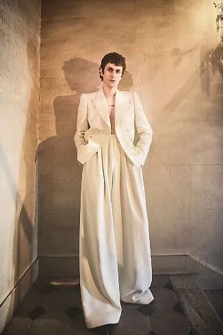 Dries Van Noten's Fall 2022 menswear collection featured wide-leg trousers with a blazer. Image: Vogue.com 