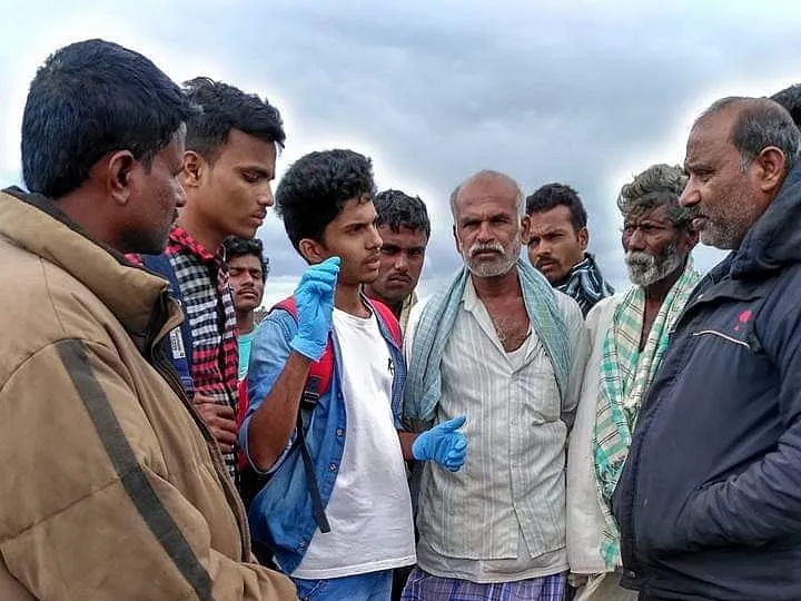 Volunteers talking to villagers about a sighting. Image: Hitesh K. Yadav 