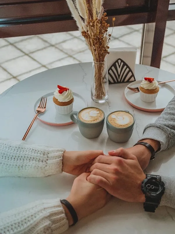Smartphones are dating apps that have propelled Indians to seek non-traditional ways of making friends Image: Pexels 