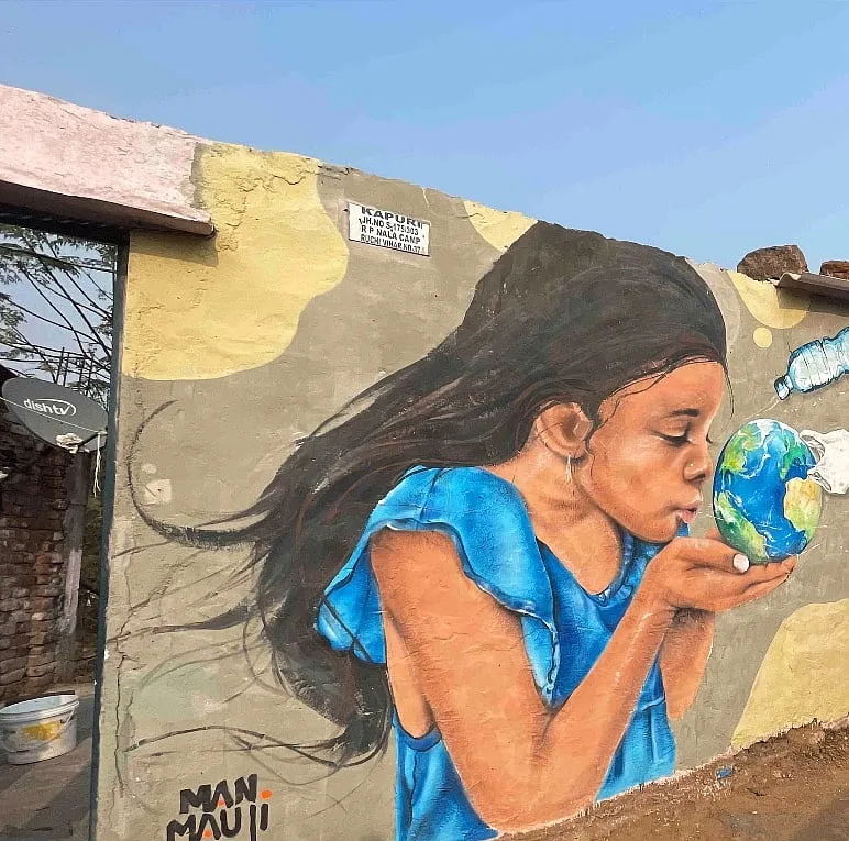 The project now associates with artists, slum-dwellers, galleries and non-profits. 