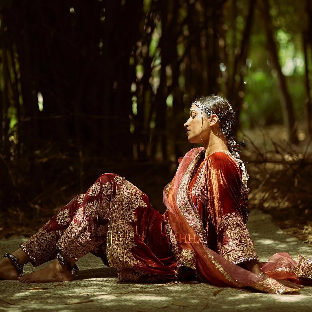 Heena Kochhar The temperature in some parts of the country starts to dip around this time of the year and it’s not easy to find traditional wear that not only looks good but also keeps you warm. Heena Kochhar, a designer based out of New Delhi, delivers a solution to this common dilemma with her line of vibrant, buttery velvet kurtas that come covered in high-shine embroidery. Heenakochhar.com 