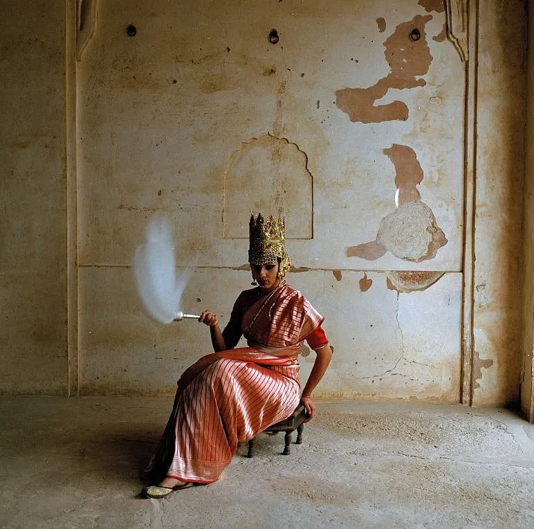 Kathak dancer Ganya Sethi wears the ‘Khamba’ sari that reinterprets a traditional sari border through all-over vertical stripes along the body 