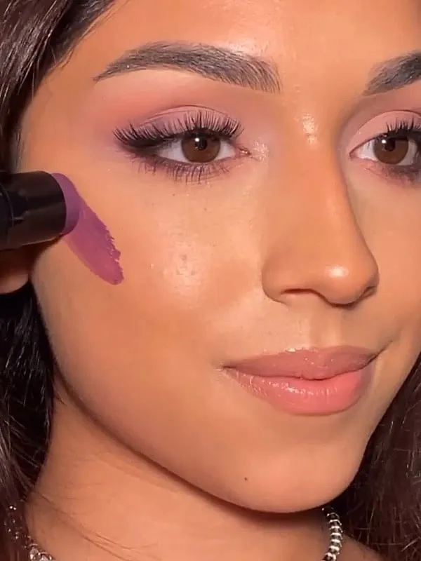 Purple blush has the same effect, the same look on all skin tones. Image: Instagram.com/miabgalvan 