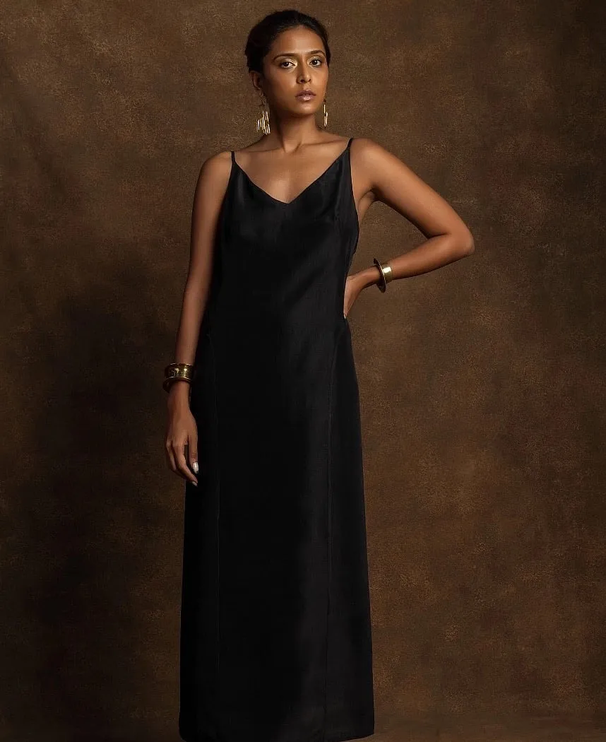 Good Earth's ‘Flow’  focuses on pieces that are loose and comfortable while being chic and ideal to lounge around in during a get-together or at a house party 