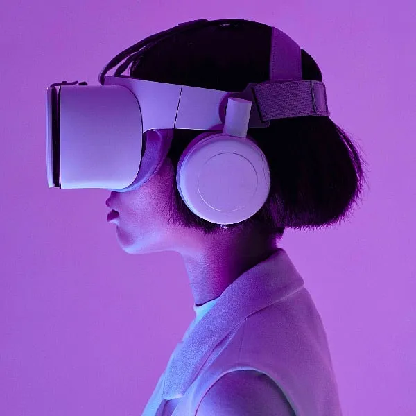 Augmented Reality (AR)   AR blends the virtual and real worlds for more realistic solutions (think Snapchat filters that adorn your images) and AI involves the application of algorithms and statistics to contract the need for human interaction. Image: Pexels 