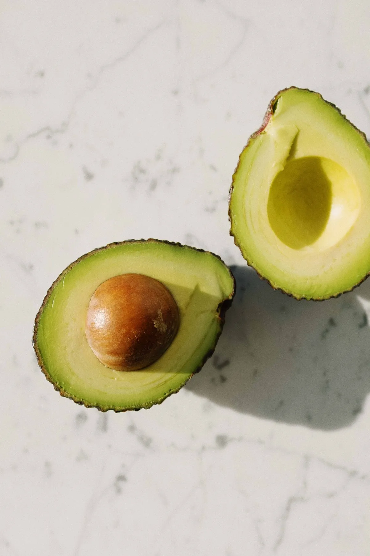 Avoiding drinking on an empty stomach. Instead, load up on fresh fruits like berries and vegetables like spinach and avocado before you head out since they are potent antioxidants. Image: Pexels 