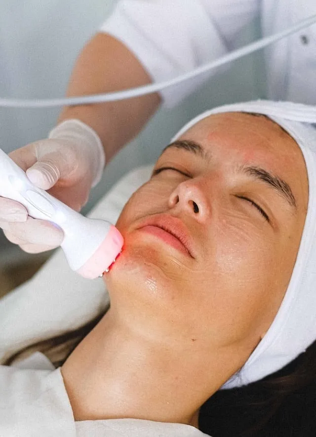 While salons employ therapists to execute the facials, clinics secures the services of certified dermatologists to perform treatments. Image: Pexels 