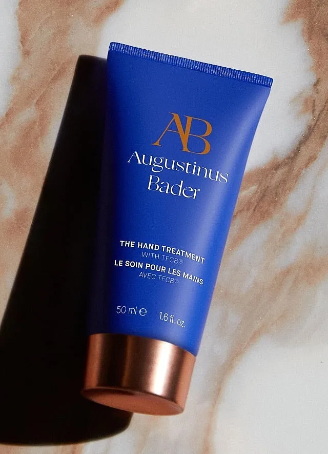 With shea butter, vitamin E, sunflower seed oil and White Peony Extract, this hand cream not only nourishes the skin but also prevents signs of ageing like wrinkling skin, for instance. 