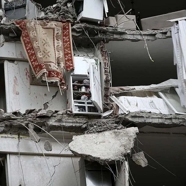 In Turkey, more than 6,000 active residential buildings have so far collapsed into rubble, leaving behind a bloody trail of corpses. Image: Instagram.com/hussain_amir_akbar 