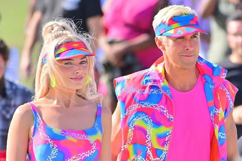 Margot Robbie and Ryan Gosling filming the movie Barbie. 