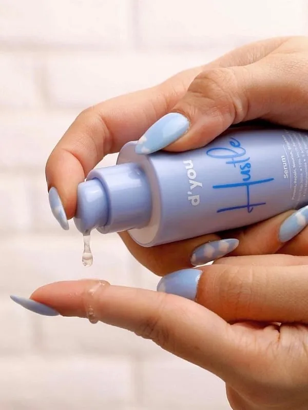 d'you's debut product Hustle combines a slew of actives like Vitamin C, niacinamide, Hyaluronic Acid, Birch Sap Juice and more that targets multiple concerns at once 