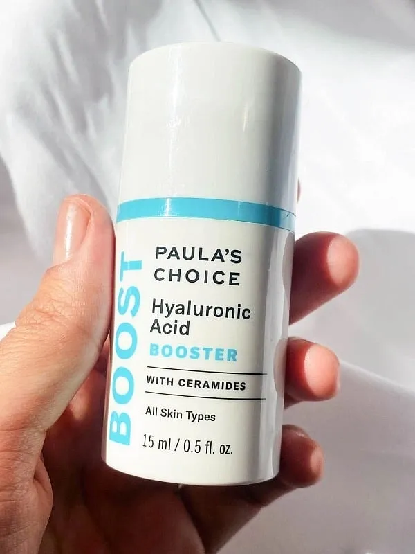 The gel-based Hyaluronic Acid booster, containing ceramides, seeps into the skin in no time, leaving the skin softer, plumper and more healthy-looking 