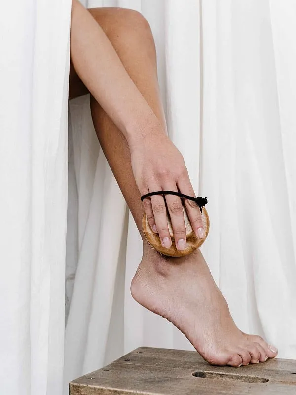 Celebs like Miranda Kerr and Gwyneth Paltrow swear by dry brushing for smoother, softer legs Image: Pexels 