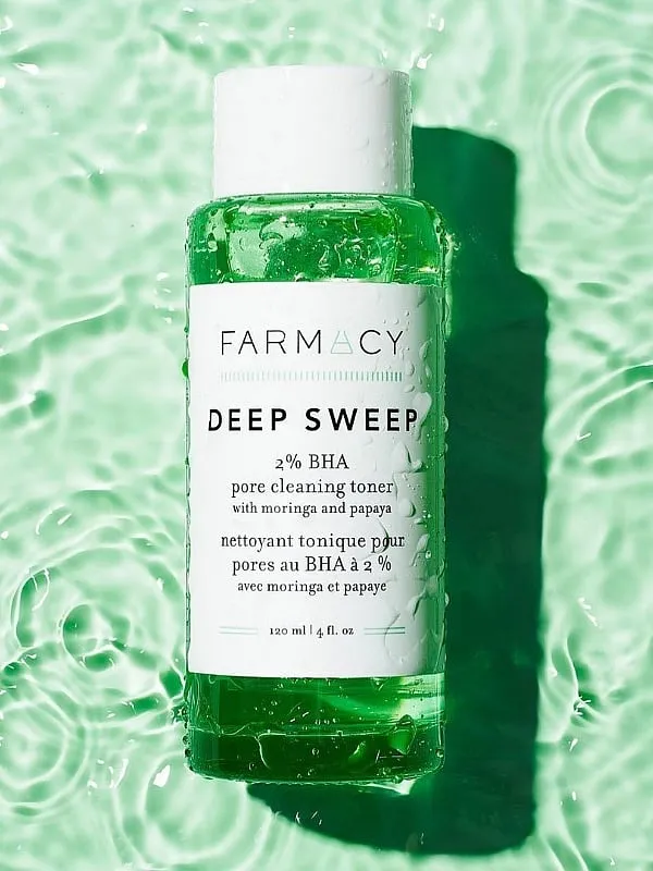 The 2% BHA toner contains salicylic acid a.k.a the ultimate pore-cleaning agent along with papaya enzyme and moringa water and moringa seed extract to purify, refine and decongest the pores, thereby reduce sebum. Image: instagram.com/farmacybeauty 