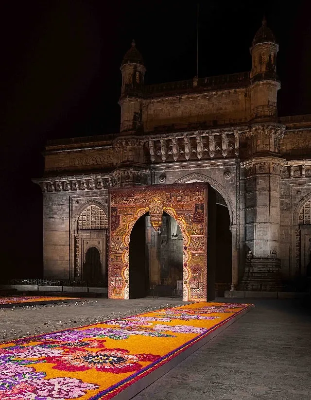 Against the backdrop of the Gateway of India, a 46-foot-tall site-specific archway replicated the arch of the monument. On either side of the runway were floor panels with flowers embedded to imitate a rangoli design  NIVEDITAA GUPTA